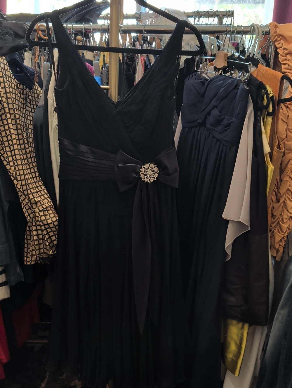 Black V-Neck Prom Dress with Bow and Brooch Accent